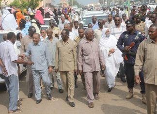 والى القضارف يقوم بجولات تفتيشيه على مخابز احياء الوحده الغربيه والى القضارف يقوم بجولات تفتيشيه على مخابز احياء الوحده الغربيه