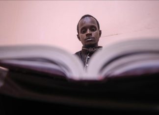 للدراسة بالأزهر.. شاب غيني يعبر 6 بلدان على دراجة (تقرير) للدراسة بالأزهر.. شاب غيني يعبر 6 بلدان على دراجة (تقرير)