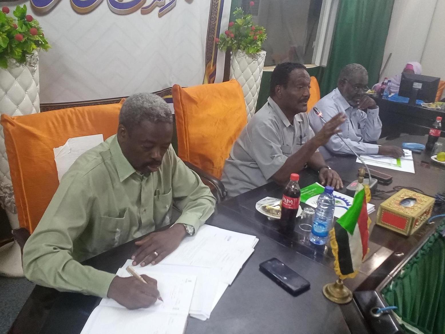 والي سنار يوجه بتخفيض الرسوم على المحاصيل الزراعية والي سنار يوجه بتخفيض الرسوم على المحاصيل الزراعية