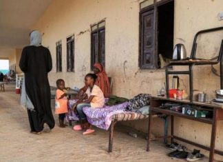 آلاف النازحين السودانيين في مدرسة عند حدود مصر: الانتظار الطويل آلاف النازحين السودانيين في مدرسة عند حدود مصر: الانتظار الطويل