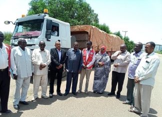 ممثل والي سنار يستقبل قافلة الدعم والمساعدات لوافدي الخرطوم ممثل والي سنار يستقبل قافلة الدعم والمساعدات لوافدي الخرطوم