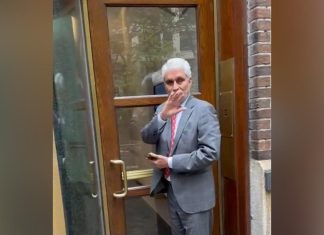 بالفيديو.. ناشطون سودانيون يحاصرون محمد ودلبات في نيويورك ويتهمونه بمولاة الدعم السريع بالفيديو.. ناشطون سودانيون يحاصرون محمد ودلبات في نيويورك ويتهمونه بمولاة الدعم السريع