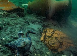 اكتشاف معبد غارق في الإسكندرية المصرية اكتشاف معبد غارق في الإسكندرية المصرية