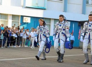 رائدان روسيان وأميركية يصلون إلى محطة الفضاء الدولية رائدان روسيان وأميركية يصلون إلى محطة الفضاء الدولية