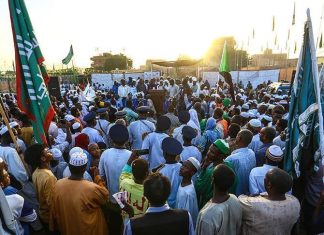 رغم الحرب.. سودانيون يتشبثون بـ”زفة المولد النبوي” (تقرير) رغم الحرب.. سودانيون يتشبثون بـ"زفة المولد النبوي" (تقرير)