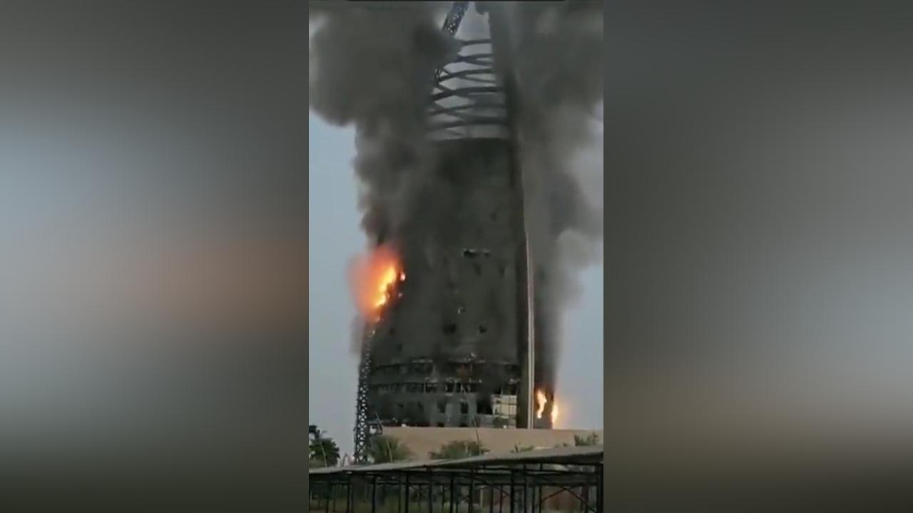 قصف عنيف بالمدافع متبادل بين الجيش السوداني والدعم السريع وتصاعد اعمدة الدخان في مواقع بالخرطوم وهجوم على القيادة لليوم الـ 11 ورد بالمسيرات قصف عنيف بالمدافع متبادل بين الجيش السوداني والدعم السريع وتصاعد اعمدة الدخان في مواقع بالخرطوم وهجوم على القيادة لليوم الـ 11 ورد بالمسيرات