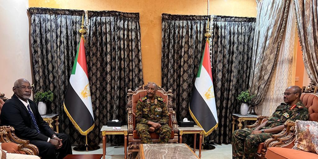 رئيس مجلس السيادة يلتقي وزير الإتصالات والتحول الرقمي المكلف رئيس مجلس السيادة يلتقي وزير الإتصالات والتحول الرقمي المكلف