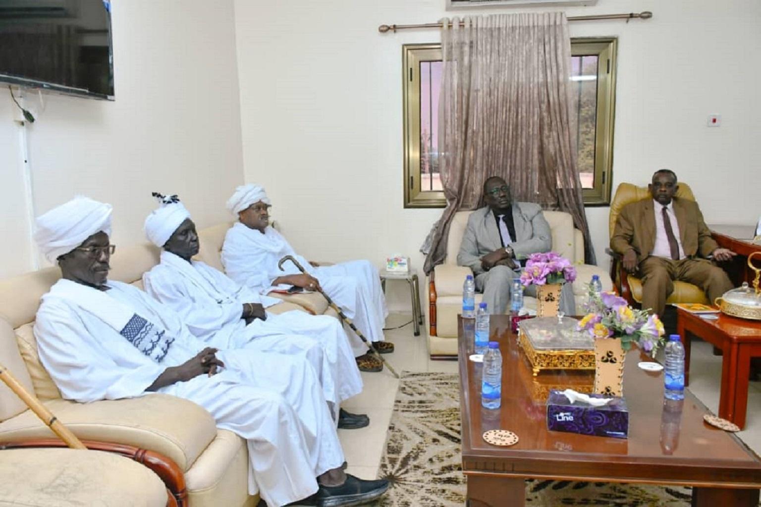 بادي يلتقي وفد القيادات العليا لمجلس السلام بالإقليم بادي يلتقي وفد القيادات العليا لمجلس السلام بالإقليم