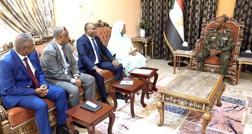 عضو مجلس سيادة سابق تقود مبادرة لوقف الحرب وتسلم البرهان خارطة طريق تضمن تكوين حكومة طوارئ عضو مجلس سيادة سابق تقود مبادرة لوقف الحرب وتسلم البرهان خارطة طريق تضمن تكوين حكومة طوارئ