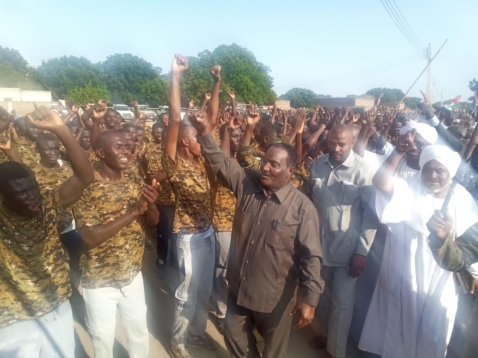 والي سنار يقف علي تدريب المستنفرين بام درمان فلاته بالسوكي والي سنار يقف علي تدريب المستنفرين بام درمان فلاته بالسوكي