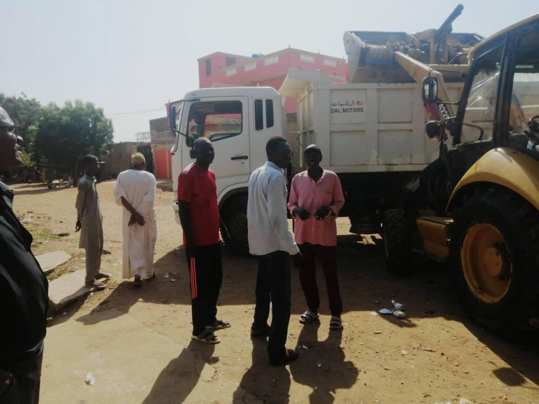 البنى التحتية تدعم حملة النظافة وإصحاح البيئة بحي دردق بمدني