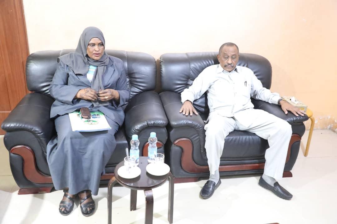 والى القضارف ومدير جامعه القضارف يبحثان الترتيبات المتعلقة باستئناف الدراسه