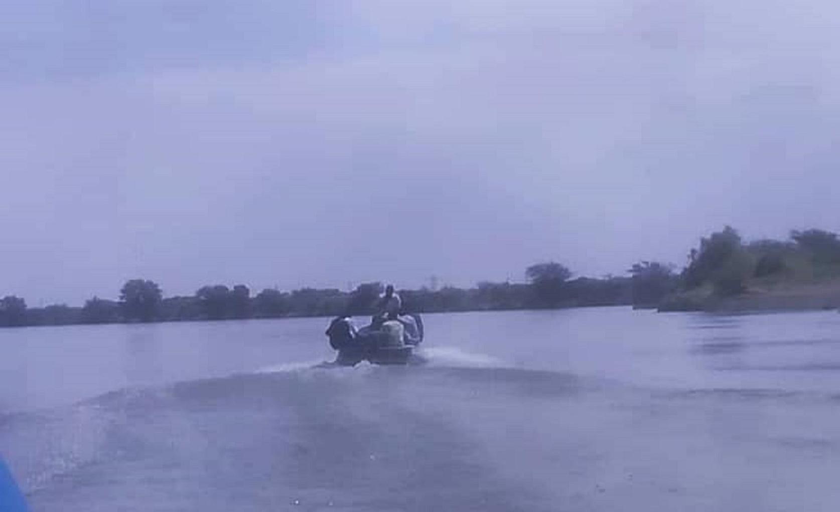 قوة من الدفاع المدني وشرطة نهر النيل تمشط النيل والأتبراوي قوة من الدفاع المدني وشرطة نهر النيل تمشط النيل والأتبراوي