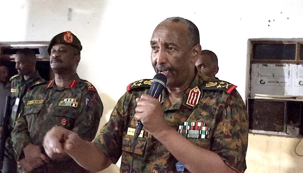 البرهان يحيل ضابط رفيع في الجيش إلى التقاعد ويعفيه من منصبه