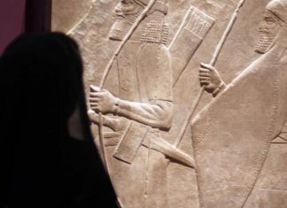 مواطن عراقي يسلّم ألف قطعة أثرية لسلطات بلاده مواطن عراقي يسلّم ألف قطعة أثرية لسلطات بلاده