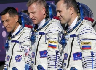 عودة ثلاثة رواد فضاء إلى الأرض بعد مهمة دامت أكثر من عام عودة ثلاثة رواد فضاء إلى الأرض بعد مهمة دامت أكثر من عام