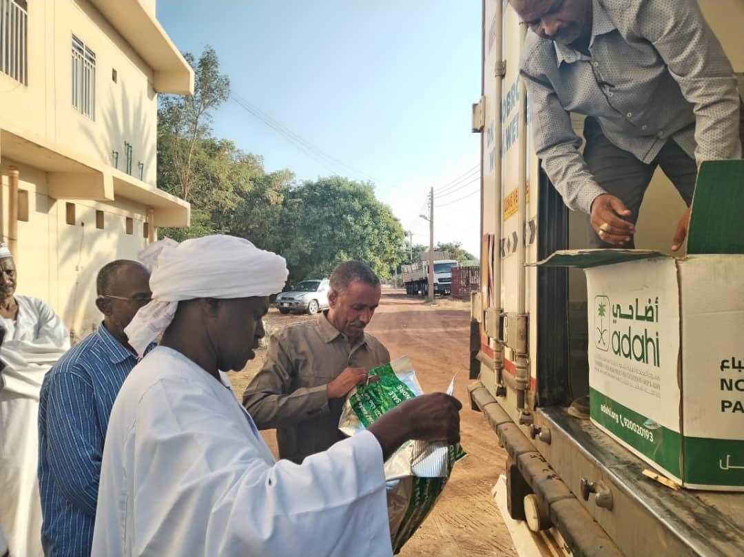 والي الخرطوم يتسلم لحوم وتمور قادمة من السعودية ويوجه بتوزيعها والي الخرطوم يتسلم لحوم وتمور قادمة من السعودية ويوجه بتوزيعها