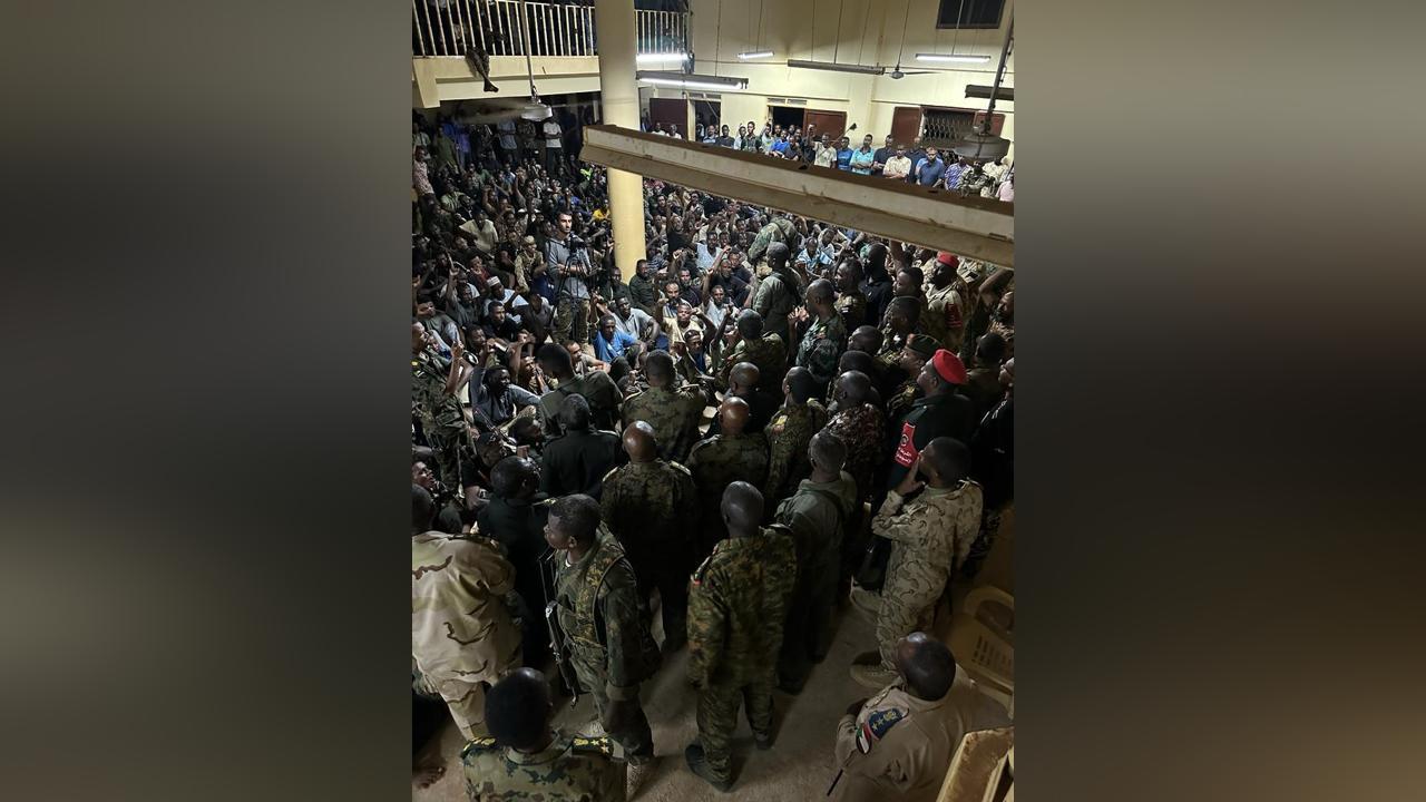 البرهان يؤكدإستمرار القوات المسلحةفي معركةالكرامة حتى دحر التمرد البرهان يؤكدإستمرار القوات المسلحةفي معركةالكرامة حتى دحر التمرد