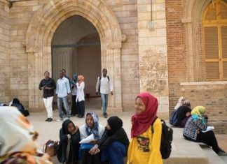 الحرب وعدم صرف الرواتب يثقلان الموسم الدراسي في السودان الحرب وعدم صرف الرواتب يثقلان الموسم الدراسي في السودان