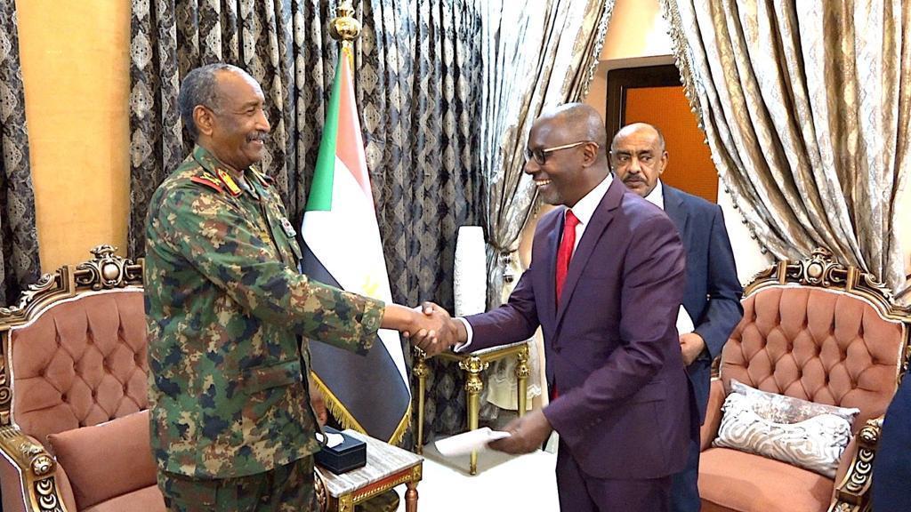 رئيس مجلس السيادة يلتقي المبعوث الخاص لرئيس جمهورية جزر القمر رئيس مجلس السيادة يلتقي المبعوث الخاص لرئيس جمهورية جزر القمر