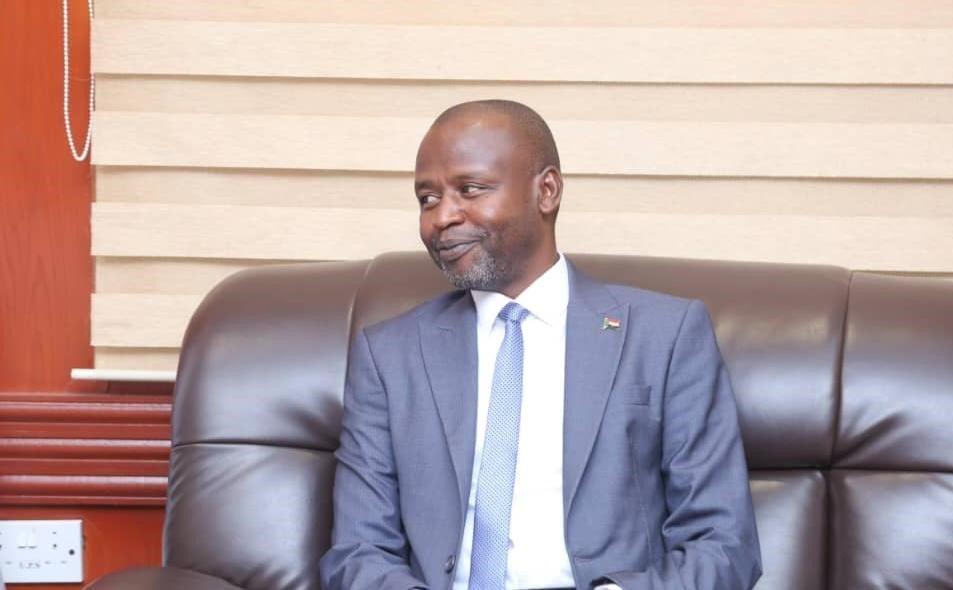 البرهان يطيح بالهادي إدريس من مجلس السيادة ويوجه طلبا إلى أطراف السلام البرهان يطيح بالهادي إدريس من مجلس السيادة ويوجه طلبا إلى أطراف السلام