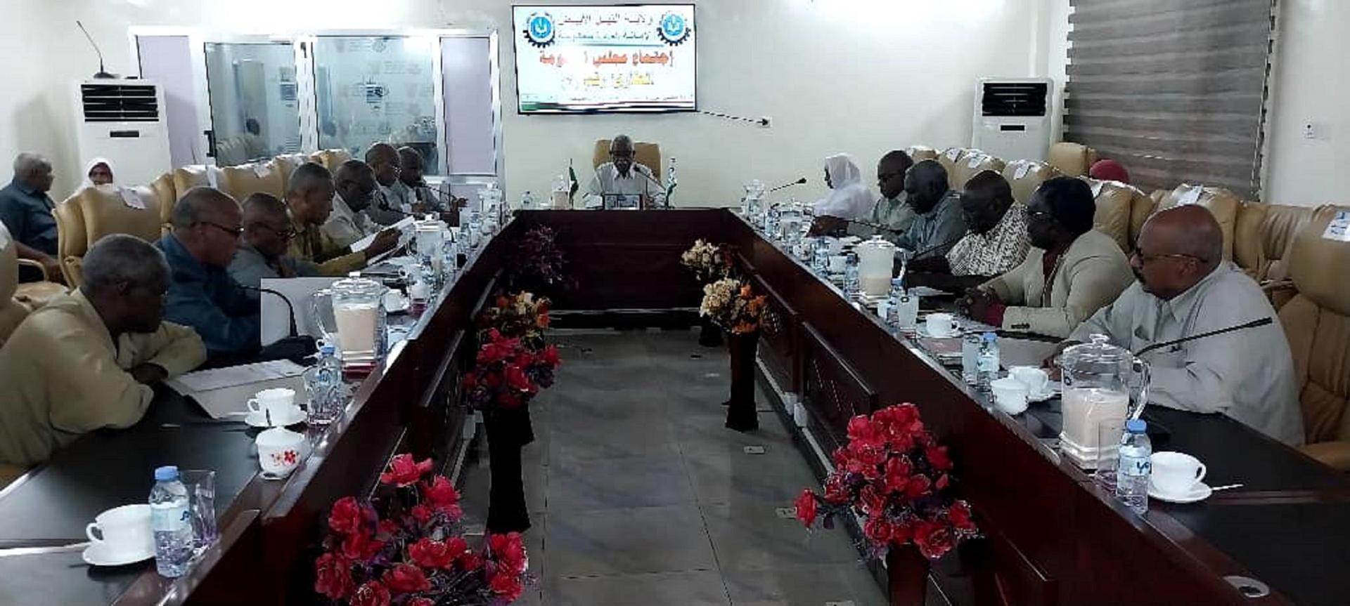 مجلس وزراء النيل الأبيض يجيز مرسوم تعيين لجان الخدمات والطوارئ مجلس وزراء النيل الأبيض يجيز مرسوم تعيين لجان الخدمات والطوارئ