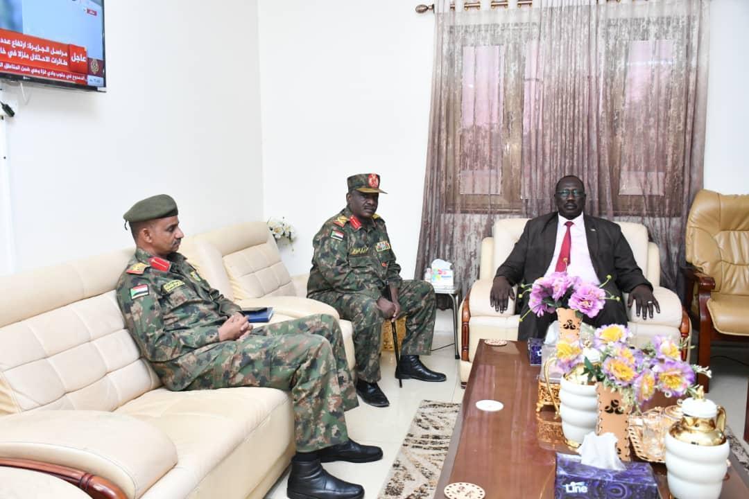 حاكم اقليم النيل الازرق يستمع لتنوير حول الاوضاع الامنية بالاقليم حاكم اقليم النيل الازرق يستمع لتنوير حول الاوضاع الامنية بالاقليم