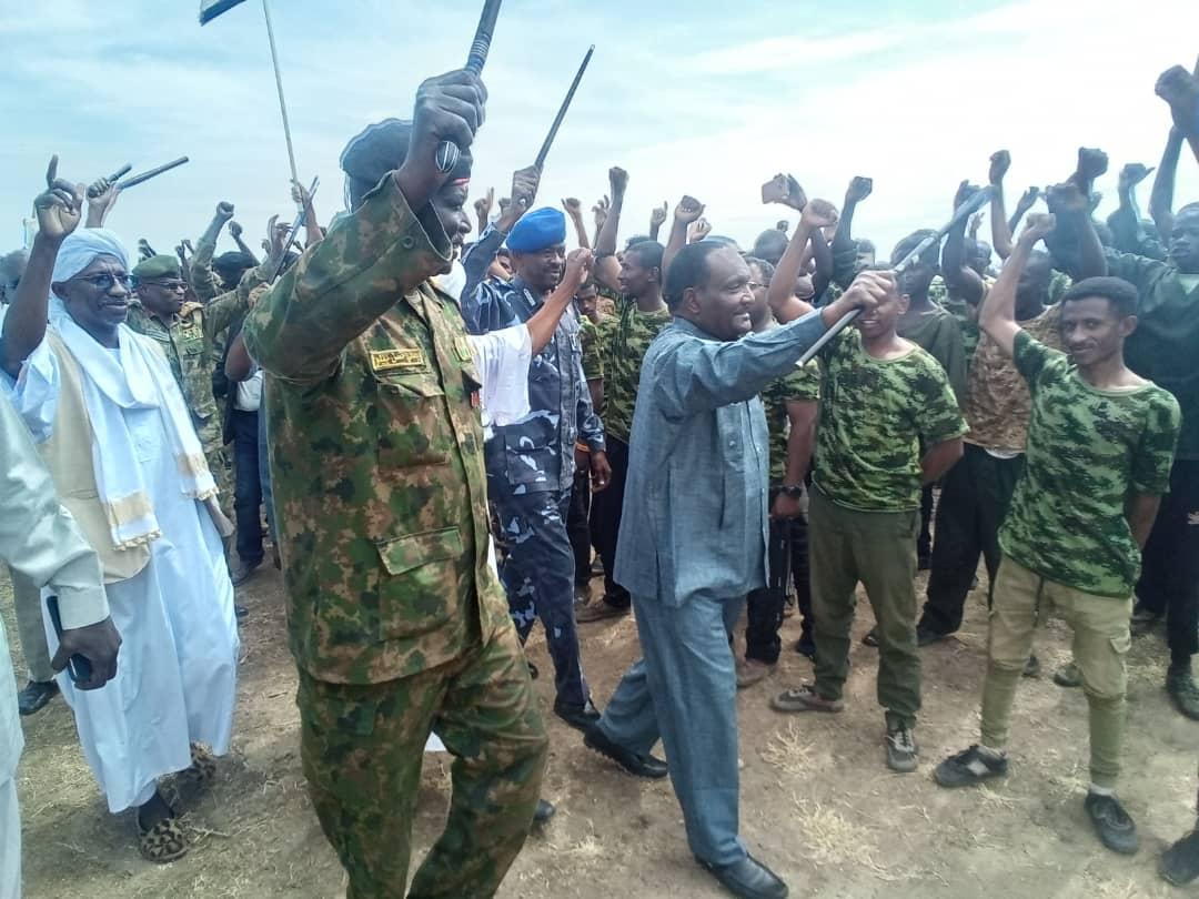 والي سنار يشهد ضرب النار للمستنفرين بالولاية والي سنار يشهد ضرب النار للمستنفرين بالولاية