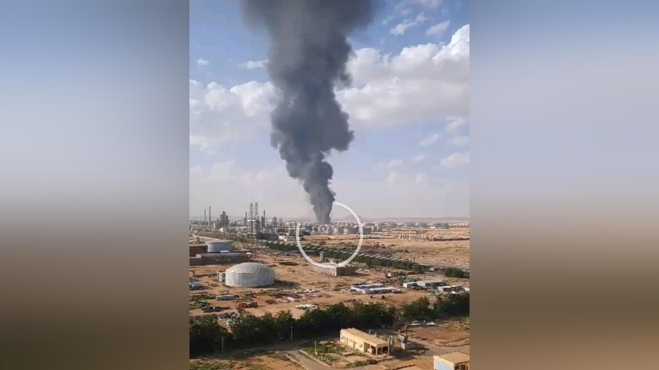 عاجل السودان : حريق ضخم داخل مصفاة “الجيلي للبترول” بالخرطوم .. صور عاجل السودان : حريق ضخم داخل مصفاة “الجيلي للبترول” بالخرطوم .. صور