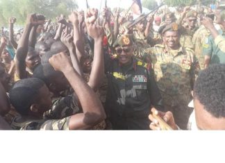 قائد الفرقة الخامسة مشاة “الهجانة” الأبيض يشهد تخريج الدفعة(88) قائد الفرقة الخامسة مشاة "الهجانة" الأبيض يشهد تخريج الدفعة(88)