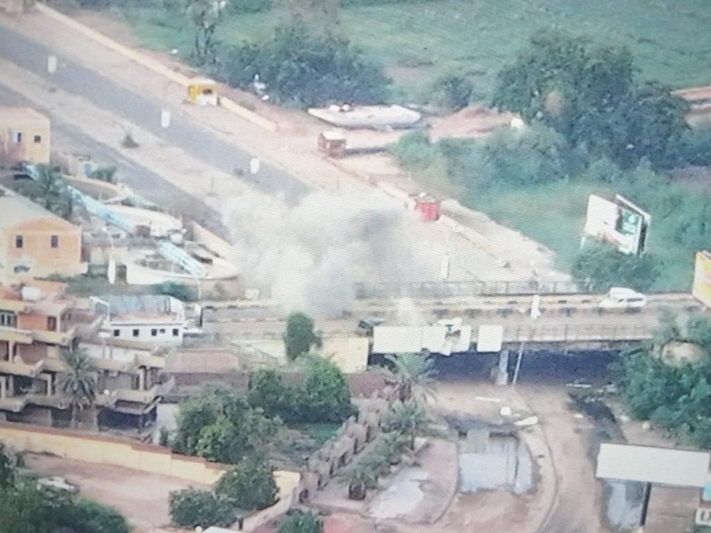 تدمير جسر كبير في الخرطوم تدمير جسر كبير في الخرطوم