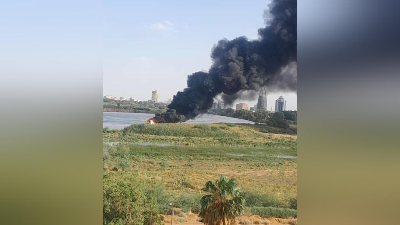 الجيش السوداني يدمر لينشا في النيل يحمل ذخائر وغارات جوية بالفاشر الجيش السوداني يدمر لينشا في النيل يحمل ذخائر وغارات جوية بالفاشر