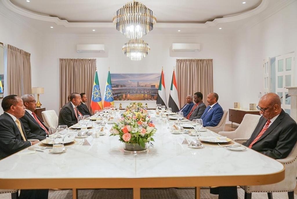 تفاصيل جلسة مباحثات بين البرهان وأبي أحمد تفاصيل جلسة مباحثات بين البرهان وأبي أحمد