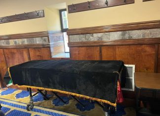 السودانيون في أمريكا يودعون “الباشكاتب” بنظرة الوداع الأخيرة السودانيون في أمريكا يودعون “الباشكاتب” بنظرة الوداع الأخيرة