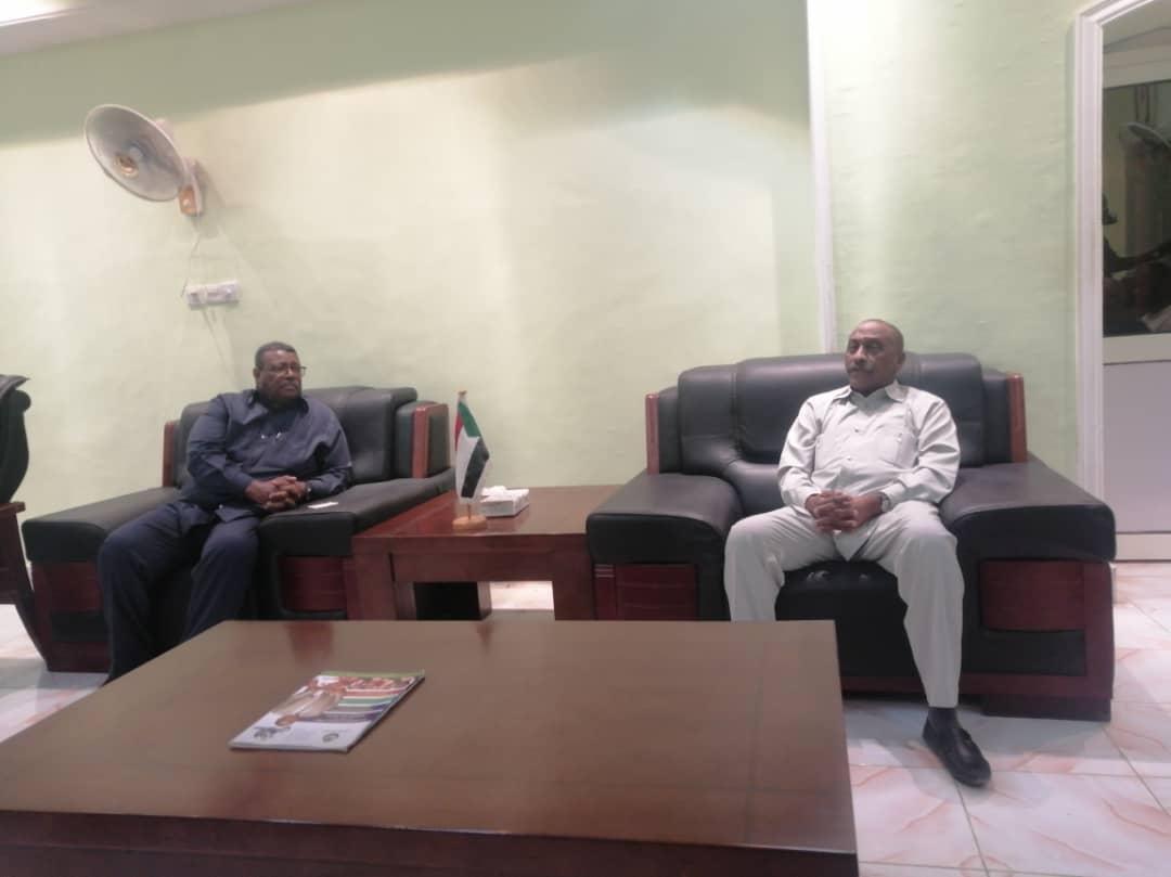 والى القضارف يبحث الترتيبات المتعلقة بفتح مكتب للتجارة الخارجيه بالولاية والى القضارف يبحث الترتيبات المتعلقة بفتح مكتب للتجارة الخارجيه بالولاية