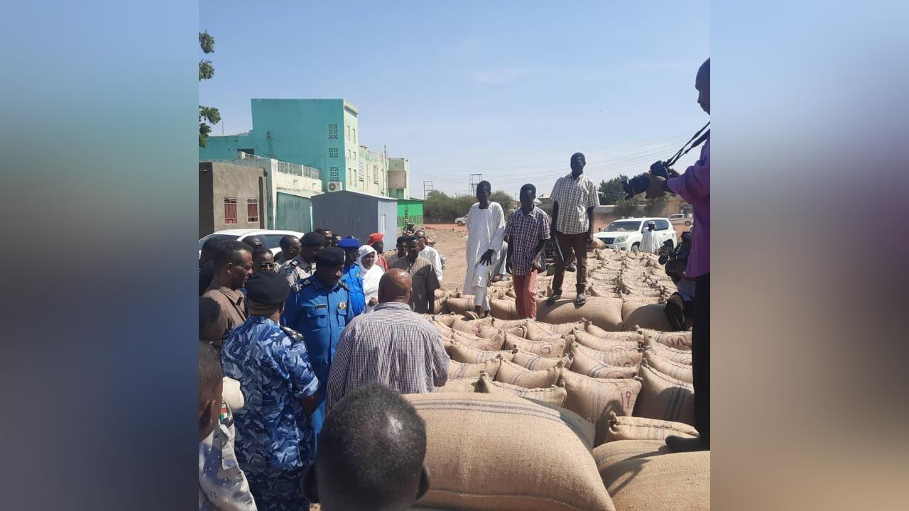 مدير قوات الجمارك بالقضارف يقف على سير العمل بسوق المحاصيل مدير قوات الجمارك بالقضارف يقف على سير العمل بسوق المحاصيل