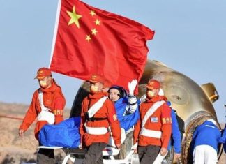 رواد فضاء صينيون يعودون إلى الأرض بعد مهمة “ناجحة” رواد فضاء صينيون يعودون إلى الأرض بعد مهمة "ناجحة"