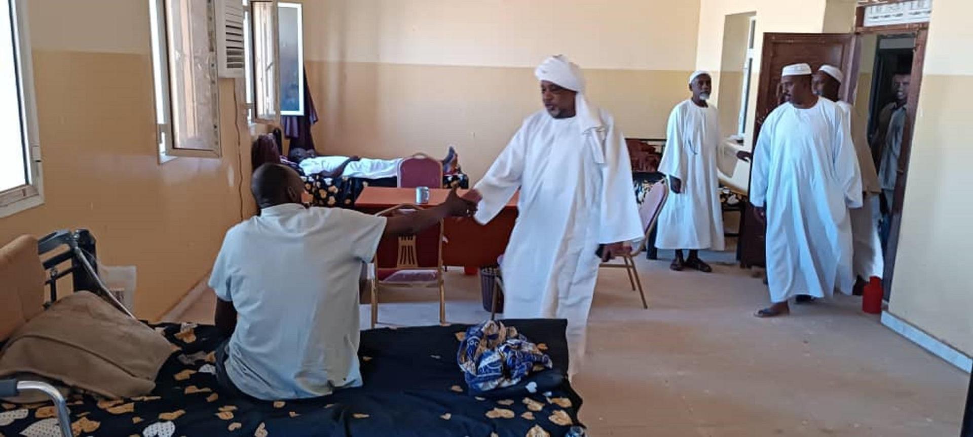 مدير الصحة بالجزيرة يتفقد جرحي معركة الكرامة بمستشفى ودالمهيدي مدير الصحة بالجزيرة يتفقد جرحي معركة الكرامة بمستشفى ودالمهيدي