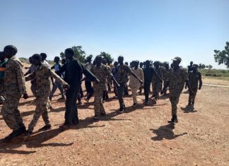 محافظ الرئاسة يتفقد معسكرات التدريب للمستنفرين بجبال الأنقسنا محافظ الرئاسة يتفقد معسكرات التدريب للمستنفرين بجبال الأنقسنا