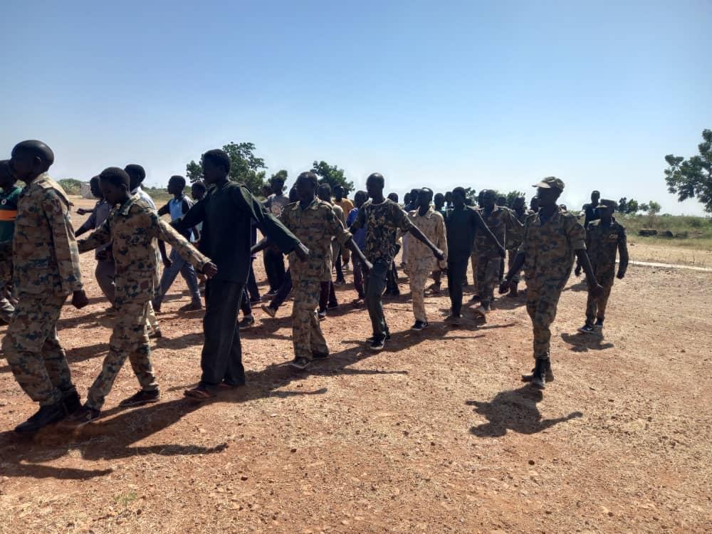 محافظ الرئاسة يتفقد معسكرات التدريب للمستنفرين بجبال الأنقسنا محافظ الرئاسة يتفقد معسكرات التدريب للمستنفرين بجبال الأنقسنا