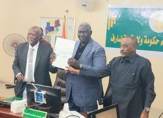 مالك عقار يتسلم توصيات ملتقى حكام الأقاليم وولاة الولايات مالك عقار يتسلم توصيات ملتقى حكام الأقاليم وولاة الولايات