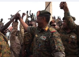 رئيس مجلس السيادة يتفقد القوات بمعسكر المعاقيل رئيس مجلس السيادة يتفقد القوات بمعسكر المعاقيل