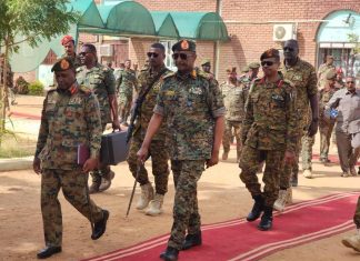 البرهان في زيارة مفاجئة لقاعدة عسكرية في نهر النيل البرهان في زيارة مفاجئة لقاعدة عسكرية في نهر النيل