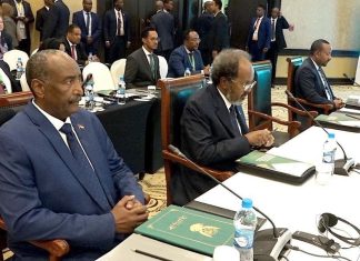 الإيقاد تكشف عن مكالمة جماعية هاتفية بين رؤساء الدول وحميدتي وتعلن موافقة غير مشروطة من البرهان بلقاء دقلو ووقف اطلاق النار الإيقاد تكشف عن مكالمة جماعية هاتفية بين رؤساء الدول وحميدتي وتعلن موافقة غير مشروطة من البرهان بلقاء دقلو ووقف اطلاق النار