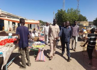 تنفيذي محلية اللعيت يتفقد الأحوال بالسوق الكبير تنفيذي محلية اللعيت يتفقد الأحوال بالسوق الكبير