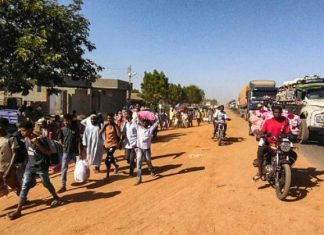 آلاف السودانيين يسلكون طريق النزوح مع امتداد الحرب إلى ود مدني آلاف السودانيين يسلكون طريق النزوح مع امتداد الحرب إلى ود مدني