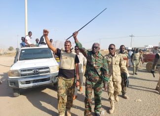 والي كسلا يتفقد الوافدين للولاية مرتديا الزي العسكري والي كسلا يتفقد الوافدين للولاية مرتديا الزي العسكري