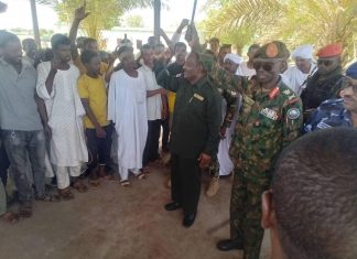 تسليم قافلة الدعم و الاسناد للقوات المسلحة من اهالي منطقة قنوفة بمحلية ابوحجار تسليم قافلة الدعم و الاسناد للقوات المسلحة من اهالي منطقة قنوفة بمحلية ابوحجار