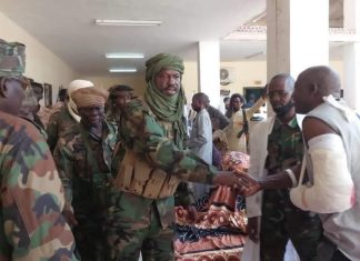 الفريق حقار يتفقد جرحى معركة الفاشر بالمستشفى الجنوبي الفريق حقار يتفقد جرحى معركة الفاشر بالمستشفى الجنوبي