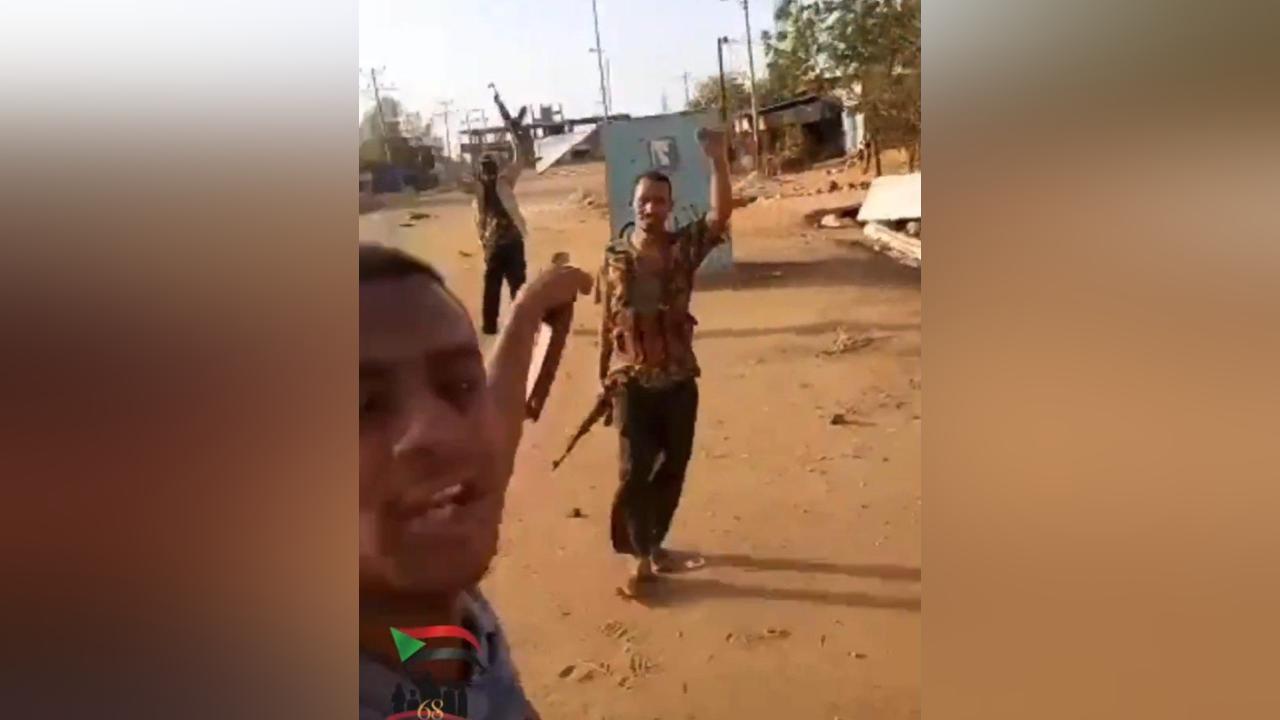 بالفيديو.. الجيش يحرر مناطق جديدة بام درمان من الدعم السريع ويطلق سراح سجناء بالفيديو.. الجيش يحرر مناطق جديدة بام درمان من الدعم السريع ويطلق سراح سجناء
